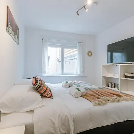 Huswell - Cosy Close To The
